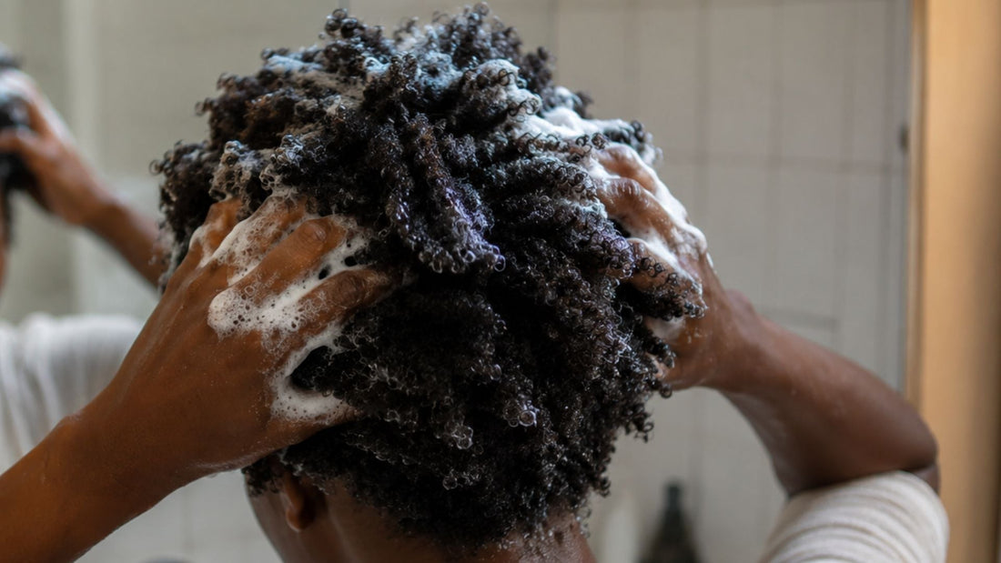 Ritual de lavado para cabello afro: hidrata, protege y define tus rizos