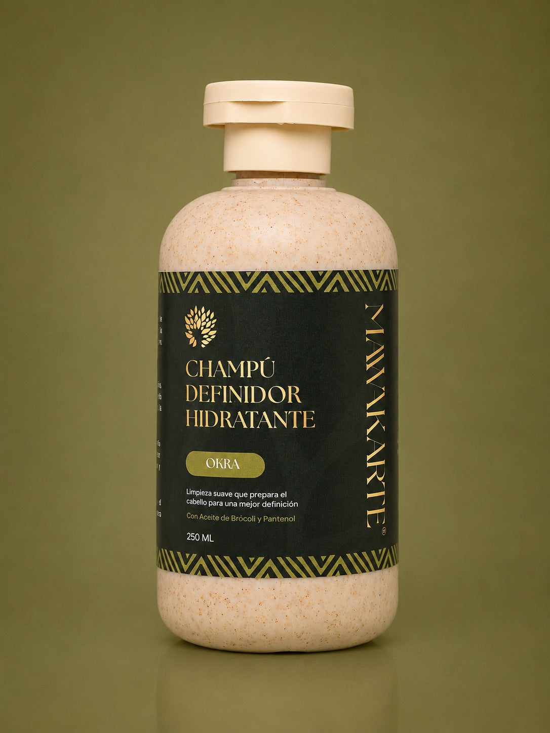 Champú desenredante de Okra que facilita el peinado y reduce el frizz en cabellos rizados.