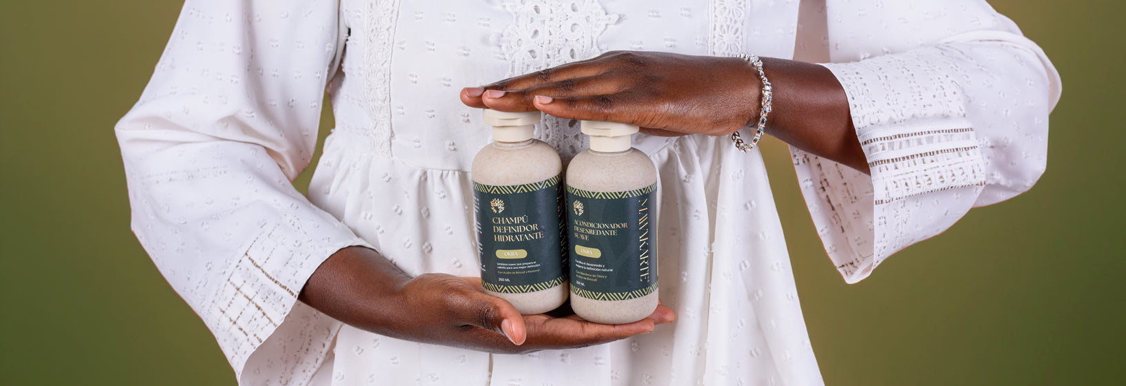 Rutina capilar completa MAWAKARTE® con okra para desenredo, definición de rizos, control del frizz e hidratación del cabello afro y rizado.